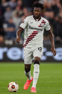 Bayer Leverkusen takımından Edmond Tapsoba, UEFA Avrupa Ligi çeyrek final maçında 18 Nisan 202 'de Londra Stadyumu' nda West Ham United, Bayer 04 Leverkusen 'e karşı mücadele etti.