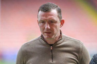 Neill Collins, 20 Nisan 202 'de Bloomfield Road, Blackpool' da oynanan Blackpool-Barnsley maçında Barnsley takımının koçu oldu.