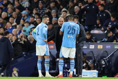 Manchester City 'nin Pep Guardiola teknik direktörü Manchester City' den Kyle Walker ve Manchester City 'den Manuel Akanji' ye UEFA Şampiyonlar Ligi çeyrek final maçında Etihad Stadyumu 'nda Real Madrid' e karşı oynanan maçta talimat verdi.,