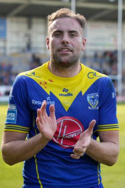 Warrington Wolves takımından James Harrison, 20 Nisan 202 'de Warrington Jones Stadyumu' nda oynanan 8. Betfred Süper Lig karşılaşmasında kazandığı 16-14 'lük galibiyeti kutluyor.