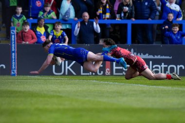 Warrington Wolves 'tan Matty Nicholson 20 Nisan 202' de Halliwell Jones Stadyumu, Warrington 'da oynanan Warrington Wolves - Leigh Leopards maçında gol atmak için çizgiyi geçti.