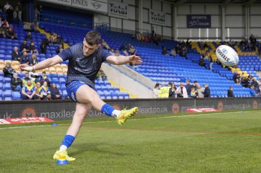 Warrington Wolves 'tan Josh Thewlis, 20 Nisan 202' de Warrington, İngiltere 'deki Halliwell Jones Stadyumu' nda oynanan Warrington Wolves - Leigh Leopards maçından önce ısınıyor.