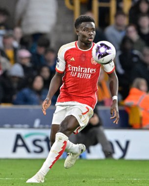 Arsenal 'den Bukayo Saka, Premier Lig maçı sırasında Wolverhampton Wanderers Arsenal' e karşı Molineux, Wolverhampton, Birleşik Krallık 'ta 20 Nisan 202' de topu kovalıyor.