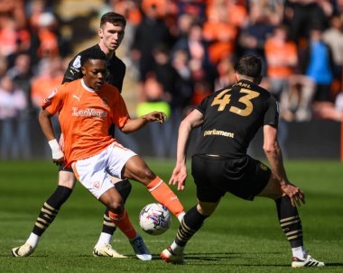 Blackpool 'dan Karamoko Dembele, 20 Nisan 202' de Bloomfield Road, Blackpool 'da oynanan Blackpool-Barnsley maçında Barnsley' li Josh Earl 'ün yanından geçti.
