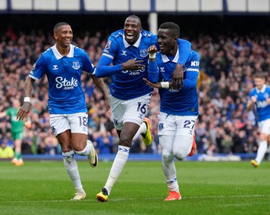 Everton 'dan Abdoulaye Doucour, 21 Nisan 2024' te Goodison Park, Liverpool, İngiltere 'de oynanan Premier League maçı sırasında Everton - Nottingham Forest maçında Everton - 1-0 öne geçtikten sonra Everton' dan golcü Idrissa Gueye ile kutluyor.