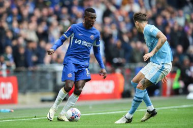 Chelsea 'li Nicolas Jackson, 20 Nisan 202' de İngiltere 'nin Wembley Stadyumu' nda oynanan Manchester City - Chelsea maçında topla birlikte ilerliyor.