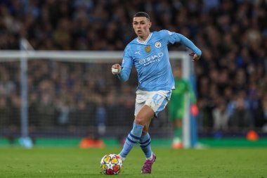 Manchester City 'den Phil Foden, 17 Nisan 202 tarihinde Etihad Stadyumu' nda oynanan UEFA Şampiyonlar Ligi çeyrek final maçında topa vuruyor.