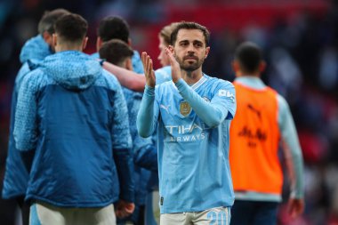 Manchester City 'den Bernardo Silva, 20 Nisan 202' de İngiltere 'nin Wembley Stadyumu' nda oynanan Manchester City-Chelsea maçı sonrasında taraftarları alkışlıyor.