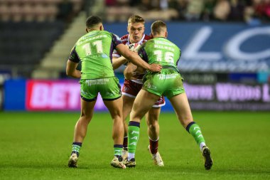 Wigan Warriors takımının Harvie Hill 'i Castleford Tigers takımından Rowan Milnes ve Castleford Tigers takımından Elie El-Zakhem, Wigan Warriors' a karşı oynadıkları 8.