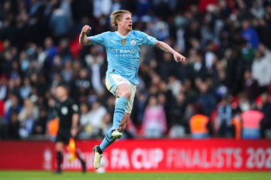 Manchester City 'den Kevin De Bruyne, 20 Nisan 202' de Wembley Stadyumu 'nda Manchester City ile Chelsea maçında oynanan Emirates FA Cup yarı final maçı sonrasında takımının galibiyetini kutluyor.