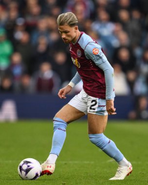 Aston Villa takımından Matty Cash, 21 Nisan 202 'de Birmingham, Villa Park' ta oynanan Premier League maçı sırasında topla bir çıkış yaptı.