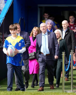 Sir Lindsay Hoyle (Avam Kamarası konuşmacısı) bu hafta Halliwell J 'de oynanan Betfred Süper Lig maçı Warrington Wolves - Leigh Leopards maçından önce ölen babası Doug Hoyle' un anısına bir dakikalık alkış için ailesine liderlik ediyor.