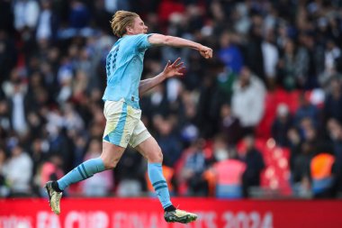 Manchester City 'den Kevin De Bruyne, 20 Nisan 202' de Wembley Stadyumu 'nda Manchester City ile Chelsea maçında oynanan Emirates FA Cup yarı final maçı sonrasında takımının galibiyetini kutluyor.