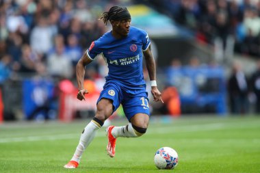 Chelsea 'den Noni Madueke, 20 Nisan 202' de Wembley Stadyumu 'nda Manchester City ile Chelsea arasında oynanan Emirlikler Kupası yarı final maçında topu ileri taşıyor.