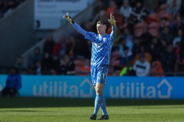 Barnsley takımından Liam Roberts 20 Nisan 202 'de Bloomfield Road, Blackpool' da Blackpool-Barnsley maçında