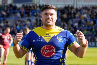 Warrington Wolves 'tan Joe Philbin, 20 Nisan 202' de Halliwell Jones Stadyumu, Warrington 'da oynanan Warrington Wolves - Leigh Leopards maçının ardından 16-14' lük galibiyeti kutluyor.