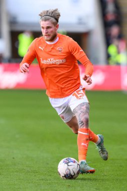 Blackpool takımından Hayden Coulson, 20 Nisan 202 'de Bloomfield Road, Blackpool' da oynanan Blackpool-Barnsley maçında topa vuruyor.