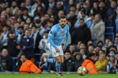 Manchester City 'den Bernardo Silva, 17 Nisan 202' de Etihad Stadyumu 'nda oynanan UEFA Şampiyonlar Ligi çeyrek final maçında topa vuruyor.