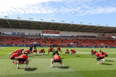Barnsley oyuncuları 20 Nisan 202 'de Bloomfield Road, Blackpool, İngiltere' de oynanan Blackpool-Barnsley maçında ısınmaya başladılar.