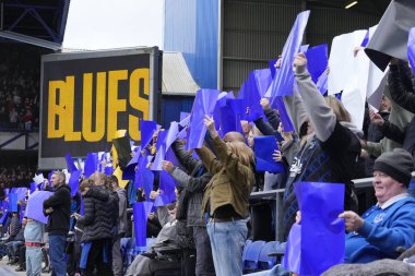 Everton taraftarları Premier Lig maçından önce Goodison Park, Liverpool, Birleşik Krallık 'ta Everton-Nottingham Forest maçında mavi-beyaz kart gösteriyor.