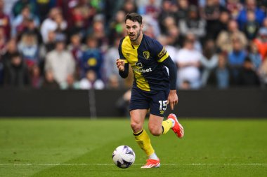Bournemouth 'dan Adam Smith Premier Lig maçında, 21 Nisan 202' de Birmingham, Villa Park 'ta Aston Villa ve Bournemouth maçında topa vuruyor.