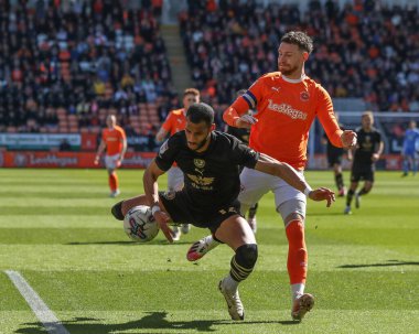 Barnsley 'li Barry Cotter, Blackpool' lu James Husband 'ın 20 Nisan 202' de Bloomfield Road, Blackpool 'daki Blackpool-Barnsley maçında yaptığı baskının ardından düştü.