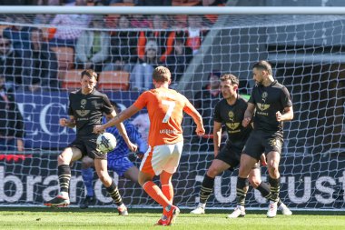 Barnsley 'li Mal de Gevigney, Blackpool' lu George Byers 'ın 20 Nisan 2024' te Bloomfield Road, Blackpool, İngiltere 'de oynanan Blackpool-Barnsley maçında attığı şutu temizledi.