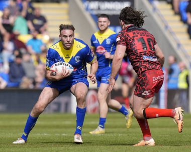 Warrington Wolves 'tan James Harrison, 20 Nisan 202' de Warrington, İngiltere 'deki Halliwell Jones Stadyumu' nda oynanan 8. Betfred Süper Lig karşılaşmasında Leopar 'dan Robbie Mulhern' i yarıda kesti.