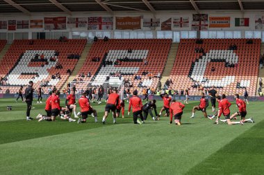 Barnsley oyuncuları 20 Nisan 202 'de Bloomfield Road, Blackpool, İngiltere' de oynanan Blackpool-Barnsley maçında ısınmaya başladılar.