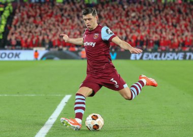 West Ham United takımından Aaron Cresswell, UEFA Avrupa Ligi çeyrek final maçında, 18 Nisan 202 'de Londra Stadyumu' nda Batı Ham United, Bayer 04 Leverkusen 'e karşı oynuyor.