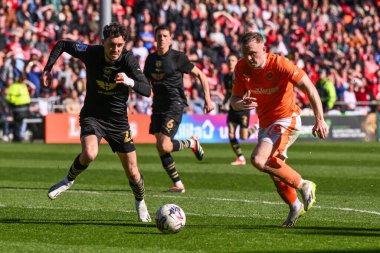 Blackpool 'dan Shayne Lavery, 20 Nisan 202' de Bloomfield Road, Blackpool 'da oynanan Blackpool-Barnsley maçında topla bir çıkış yaptı.