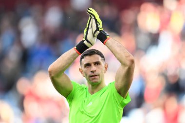 Aston Villa 'dan Emiliano Martnez, Premier Lig maçının sonunda İngiltere' nin Birmingham kenti Villa Park 'ta Aston Villa Bournemouth' a karşı oynanan karşılaşmada taraftarları alkışlıyor.