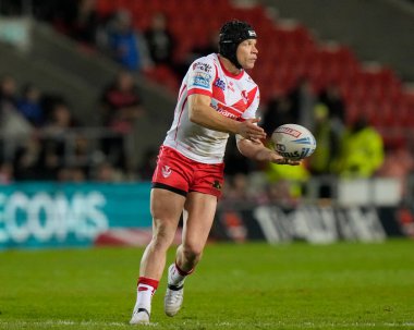 St. Helens takımından Jonny Lomax, 19 Nisan 202 'de St Helens vs Hull FC' de oynanan Betfred Süper Lig 8. Maçı 'nda pas veriyor.