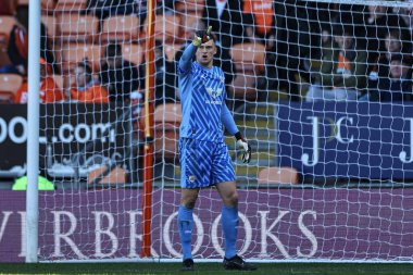 Barnsley 'den Liam Roberts takımına, 20 Nisan 202' de Bloomfield Road, Blackpool 'da oynanan Blackpool-Barnsley maçında talimat verdi.