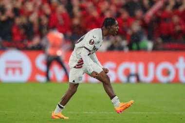 Bayer Leverkusen takımından Jeremie Frimpong, UEFA Avrupa Ligi çeyrek final maçında 18 Nisan 202 'de Londra Stadyumu' nda oynanan Bayer 04 Leverkusen maçında 1-1 'lik galibiyet golünü kutluyor.