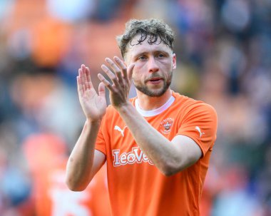 Blackpool 'dan Matthew Pennington, 20 Nisan 202' de Bloomfield Road, Blackpool 'da oynanan Blackpool-Barnsley maçının sonunda taraftarları alkışlıyor.