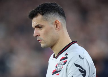 Bayer Leverkusen 'den Granit Xhaka, UEFA Avrupa Ligi çeyrek final karşılaşmasında 18 Nisan 202' de Londra 'daki Londra Stadyumu' nda Batı Ham United, Bayer 04 Leverkusen 'e karşı oynadığı maçta ilk vuruşunu yaptı.
