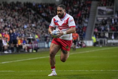 St. Helens 'ten Konrad Hurrell, 19 Nisan 202' de St Helens-Hull FC maçında Betfred Süper Lig karşılaşmasında topla koşuyor.