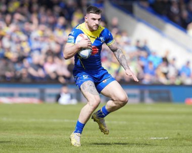 Warrington Wolves 'tan Connor Wrench, 20 Nisan 202' de Halliwell Jones Stadyumu 'nda oynanan Warrington Wolves - Leigh Leopards maçında topla koşuyor.