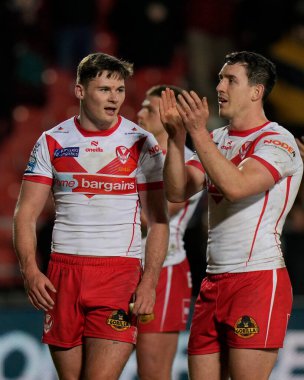 St. Helens 'ten Jack Welsby ve St. Helens' ten Matt Whitley, 19 Nisan 202 'de St Helens vs Hull FC' de oynanan Betfred Süper Lig karşılaşması sonrasında taraftarları selamlıyor.