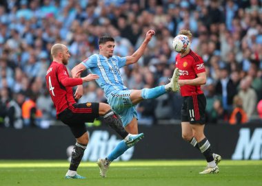 Coventry City 'den Bobby Thomas ve Manchester United takımından Christian Eriksen, 21 Nisan 202' de Wembley Stadyumu 'nda oynanan ve Coventry City' nin Manchester United 'a karşı oynadığı yarıfinal maçında top için mücadele etti.