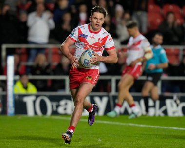 St. Helens 'den Jack Welsby, St Helens vs Hull FC' nin 19 Nisan 202 'de St.Helens Stadyumu' nda oynanan Betfred Süper Lig maçında 56-0 'lık skoru yapmak için koşuyor.