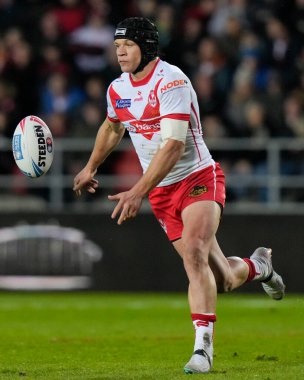 St. Helens takımından Jonny Lomax, 19 Nisan 202 'de St Helens vs Hull FC' de oynanan Betfred Süper Lig 8. Maçı 'nda pas veriyor.