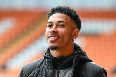 Blackpool 'dan Jordan Lawrence-Gabriel, 20 Nisan 202' de Bloomfield Road, Blackpool, İngiltere 'de oynanan Blackpool-Barnsley maçında Sky Bet 1 maçından önce geldi.