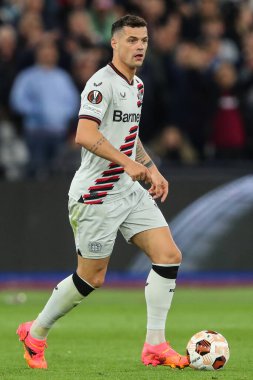 Bayer Leverkusen 'den Granit Xhaka, 18 Nisan 202' de Londra Stadyumu 'nda oynanan UEFA Avrupa Ligi çeyrek final maçında West Ham United, Bayer 04 Leverkusen' e karşı oynuyor.