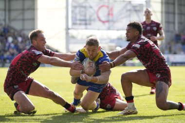 Warrington Wolves takımından Matt Dufty 20 Nisan 202 'de Warrington, İngiltere' de oynanan Halliwell Jones Stadyumu 'nda oynanan Warrington Wolves - Leigh Leopards maçında gol atmak için bir boşluk yaratıyor.