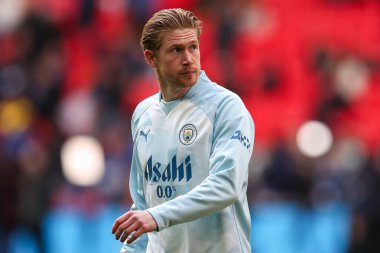 Manchester City 'den Kevin De Bruyne, 20 Nisan 202' de Wembley Stadyumu 'nda oynanan ve Manchester City' nin Chelsea 'ye karşı oynadığı, Emirates FA Kupası yarı final karşılaşması öncesinde oynanan maç öncesi ısınma sırasında