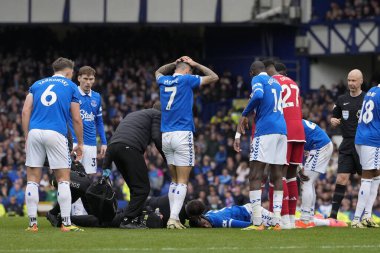 Everton 'dan Dwight McNeil, 21 Nisan 202' de Goodison Park, Liverpool 'da oynanan Premier League maçı sırasında sakatlanan Beto' nun ardından tepki gösterdi.