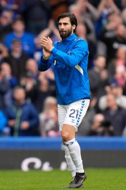 Everton 'dan Andres Gomes, Premier League maçından sonra Goodison Park, Liverpool, İngiltere' de oynanan Everton-Nottingham Forest maçında taraftarları selamlıyor.