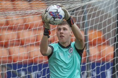Barnsley 'den Kieren Flavell, 20 Nisan 202' de Bloomfield Road, Blackpool 'da oynanan 1. Blackpool-Barnsley maçında maç öncesi ısınma turunda...